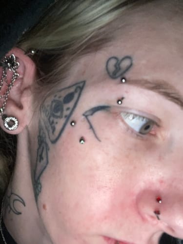 Customer photo review of Double Gem Internally Threaded Horseshoe 18g