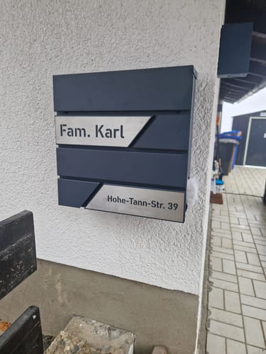 Customer photo review of AlbersDesign Briefkasten B1 anthrazit (RAL7016) personalisiert mit Edelstahl-Schildern