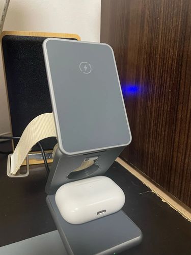 Customer photo review of Moderno MagLink Pro 3 in 1 Foldable MagSafe Charging Stand