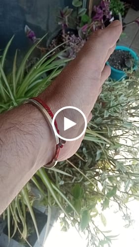 Customer video review of Pulsera tibetana de la suerte- Protección