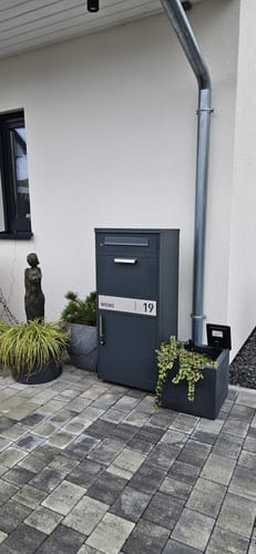 Customer photo review of AlbersDesign Stand-Paketbox PB1 anthrazit (RAL7016) personalisiert mit Edelstahl-Schild