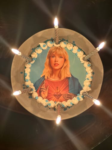 Customer photo review of 20 cm Pre-cut Circle Custom Edible Icing Image