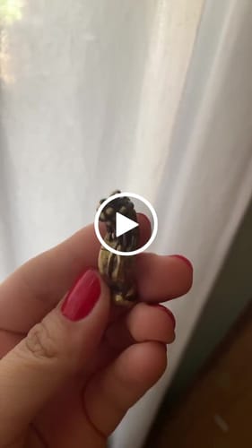 Customer video review of COLGANTE DE BRONCE MANO CON FLOR DE LOTO