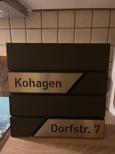 Customer photo review of AlbersDesign Briefkasten B1 anthrazit (RAL7016) personalisiert mit Edelstahl-Schildern