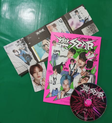 Customer photo review of STRAY KIDS - STAR 8TH MINI ALBUM 樂 HEADLINER VER. SOUNDWAVE GIFT VER.