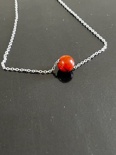 Customer photo review of Collier à perle de jaspe rouge en acier inoxydable