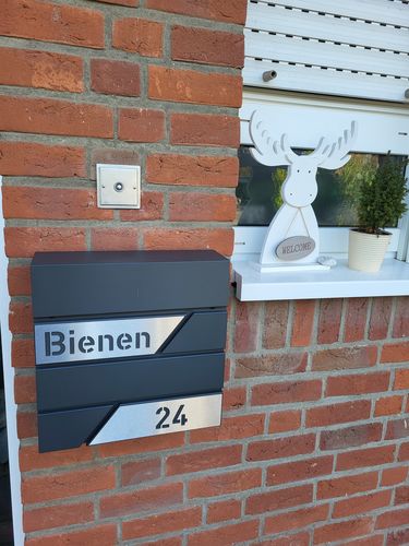 Customer photo review of AlbersDesign Briefkasten B1 anthrazit (RAL7016) personalisiert mit Edelstahl-Schildern