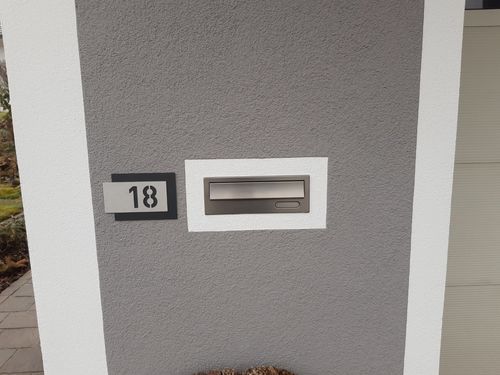 Customer photo review of Edelstahl-Hausnummer, mit 3D Effekt, Rückwand pulverbeschichtet in DB703, Frontblende in Edelstahl