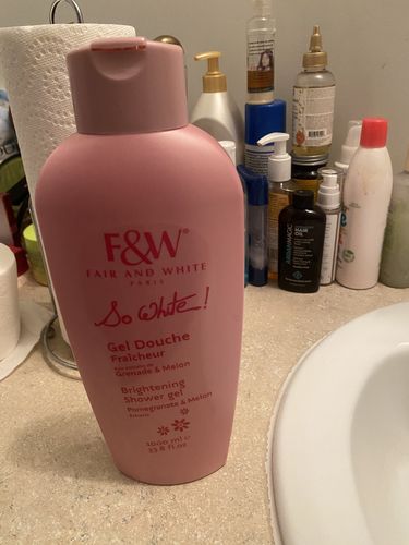 Customer photo review of Fair and White So White! Refreshing Shower Gel With Pomegranate And Melon Extracts (Jumbo-1000ml / 33.81 fl oz)