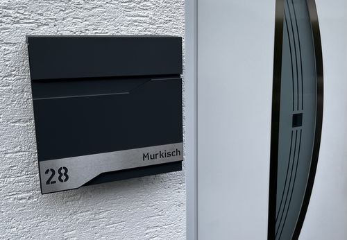 Customer photo review of AlbersDesign Briefkasten B14 Anthrazit (RAL7016) personalisiert mit Edelstahlschild