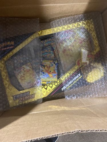 Customer photo review of Pokémon Crown Zenith Special Collection Pikachu VMAX Box (Presale)