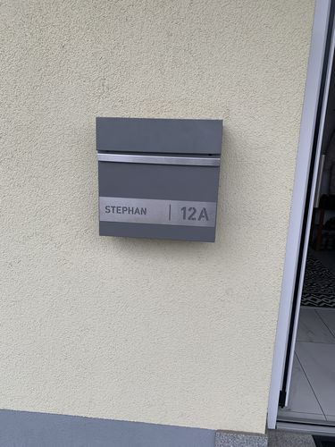Customer photo review of AlbersDesign Briefkasten B3 in Graualuminium (RAL9007) personalisiert mit Edelstahlschild