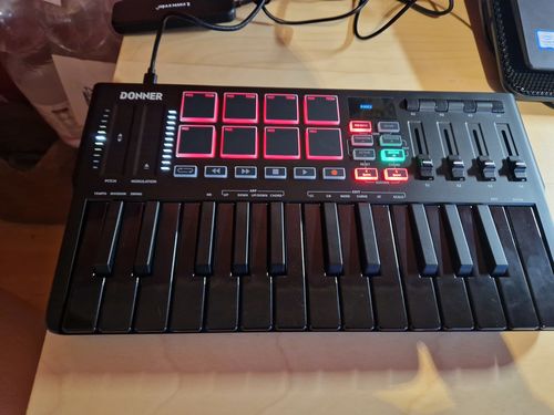 Customer photo review of Donner DMK-25 Pro MIDI Keyboard Controller 25 Tasten tragbar USB MIDI