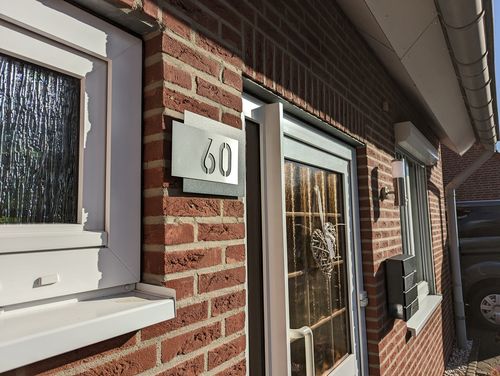 Customer photo review of Edelstahl-Hausnummer, mit 3D Effekt, Rückwand pulverbeschichtet in RAL7016, Frontblende in Edelstahl