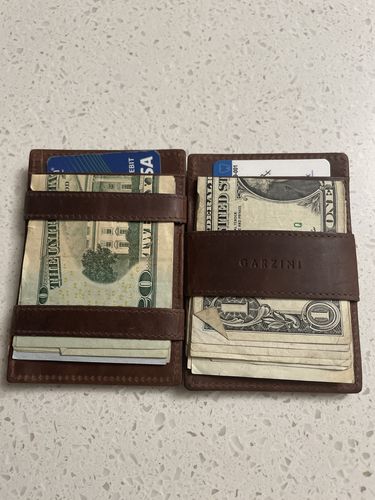 Customer photo review of Essenziale Magic Wallet