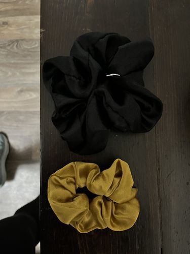 Customer photo review of Black Dreamy Scrunchie by TR