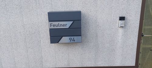 Customer photo review of AlbersDesign Briefkasten B1 Eisenglimmer (DB703) personalisiert mit Edelstahl-Schildern