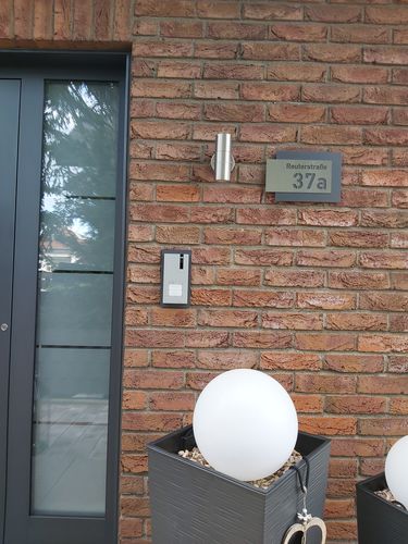 Customer photo review of Edelstahl-Hausnummer mit Straße, mit 3D Effekt, Rückplatte pulverbeschichtet in DB703, Frontblende in Edelstahl