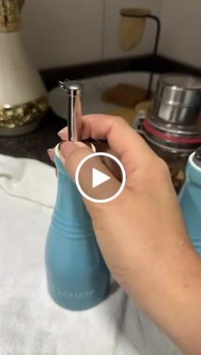 Customer video review of Kit com Porta Azeite e Vinagre Cerâmica Azul Caribe 240ml Le Creuset