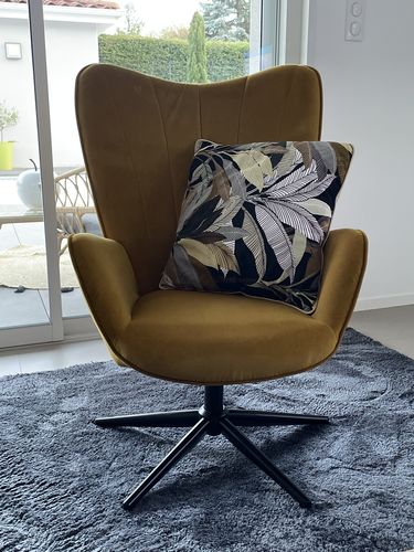 Customer photo review of Chaise de relaxation, fauteuil de salon avec accoudoirs, pivotant à 360 degrés, en tissu jaune, pieds en métal noir - LINDELOF TURMERIC