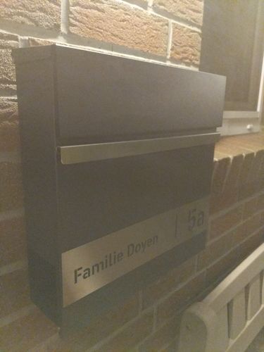 Customer photo review of AlbersDesign Briefkasten B3 anthrazit (RAL7016) personalisiert mit Edelstahlschild