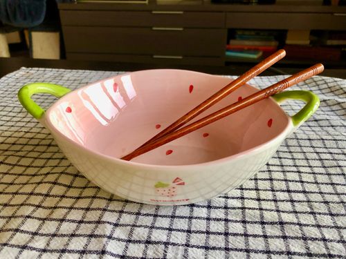 Customer photo review of Pink Strawberry Cute Creative Ramen Bowl WIth Handle Ceramic Soup Bowl Household Tableware baking dish Bakeware