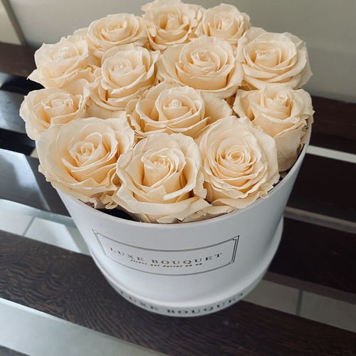 Customer photo review of Medium Round Everlasting Rose Box