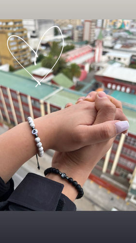 Reseña con foto de un cliente sobre Pulsera de Piedras Howlita Con Inicial.