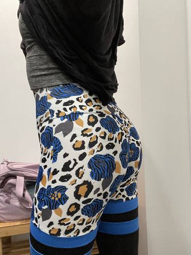 Customer photo review of Blue Blossoms scrunch legging