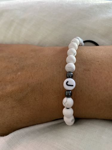 Reseña con foto de un cliente sobre Pulsera con Inicial en Piedras Naturales