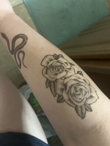 Customer photo review of Elegant Roses Tattoo - Semi Permanent