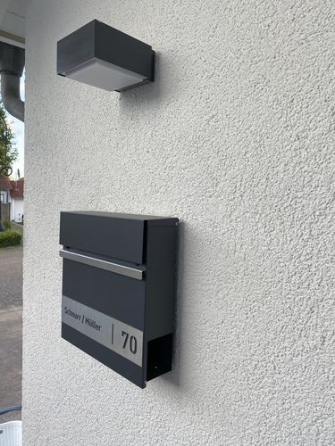 Customer photo review of AlbersDesign Briefkasten B3 IN WUNSCHFARBE personalisiert mit Edelstahlschild