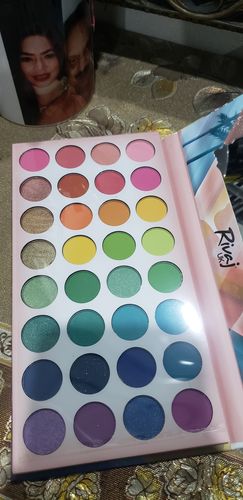 Customer photo review of Beauty Beats Eye Shadow (32 in 1)