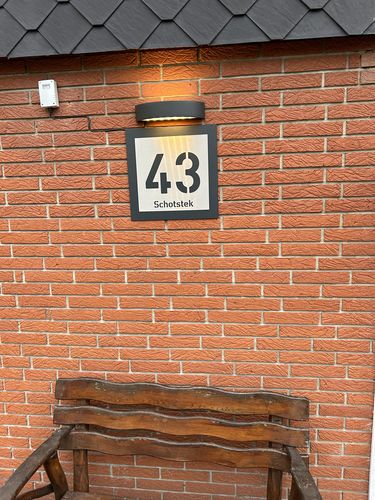 Customer photo review of Edelstahl-Hausnummer mit Straße im 3D Effekt, Rückwand pulverbeschichtet in RAL7016, Frontblende in Edelstahl