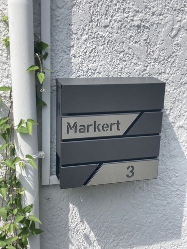 Customer photo review of AlbersDesign Briefkasten B1 Eisenglimmer (DB703) personalisiert mit Edelstahl-Schildern