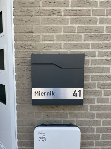 Customer photo review of AlbersDesign Briefkasten B7 anthrazit (RAL7016) personalisiert mit Edelstahl-Schild