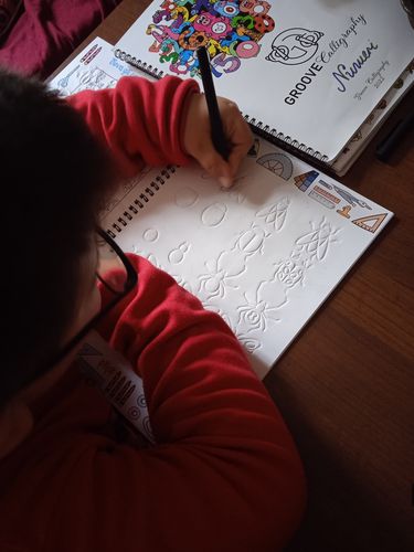 Customer photo review of 1 x Groove Calligraphy ™ - Manuali di calligrafia riutilizzabili con scanalature (Italiano)