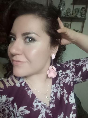 Customer photo review of Aretes de pétalos rosa