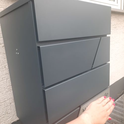 Customer photo review of AlbersDesign Paketbox PB2 anthrazit (RAL7016) personalisiert mit Edelstahl-Schildern
