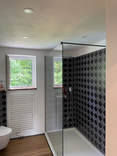Customer photo review of SONNI Begehbare Dusche Duschabtrennung Duschwand 10mm Schwarz Duschabtrennung Duschkabine Nano ESG 80-140cm