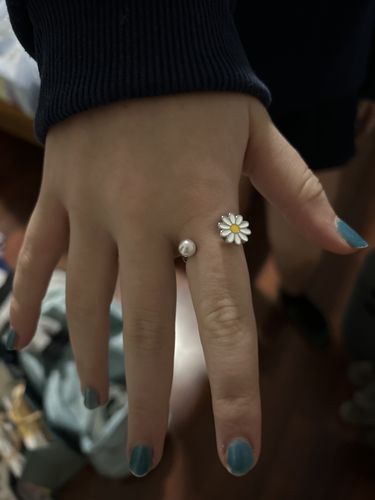 Customer photo review of Daisy Spinner Fidget Ring Adjustable