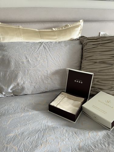 Customer photo review of Champagne Oxford Pure Silk Pillowcase