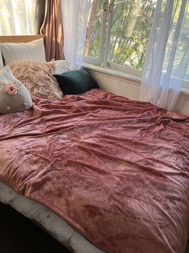 Customer photo review of Waterproof Splash Blanket™️ - Rose Quartz Quilted Fleece