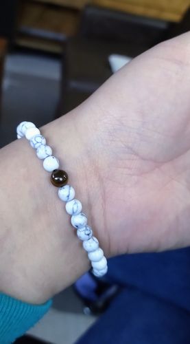 Reseña con foto de un cliente sobre Pulseras de Distancia Mini Howlita blanca y Ojo de Tigre