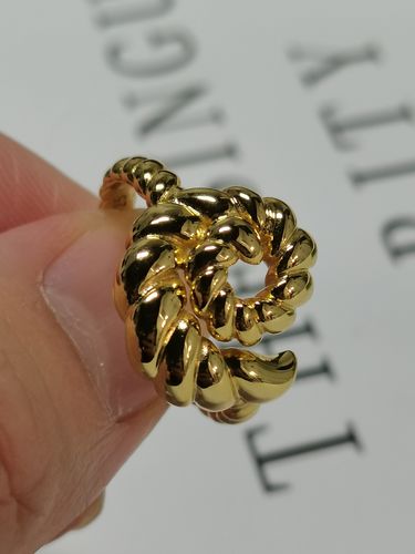 Customer photo review of Gold Conch Rope Ring