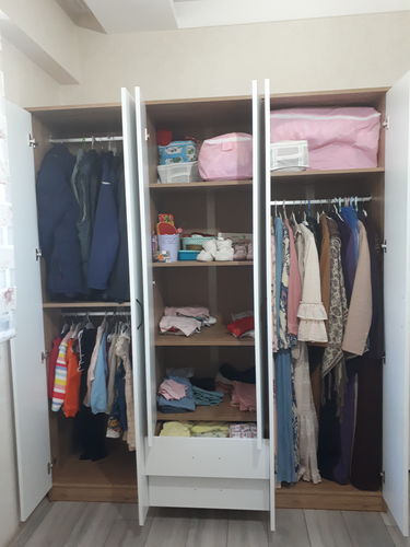 Customer photo review of Rani BA113 Geniş Gardırop Elbise Dolabı 6 Kapaklı 2 Çekmeceli 5 Raflı 3 Askılı Sepet Ceviz - Beyaz