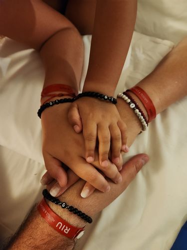 Reseña con foto de un cliente sobre Pulsera de Piedras Onix Mate con Inicial.