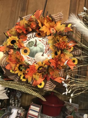Customer photo review of 12"Dia Metal/Glitter Welcome W/Pumpkins Sage/Orange/Yellow/Brown MD096743