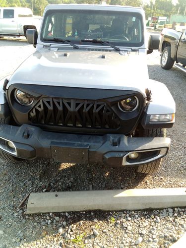 Customer photo review of Shark Grille - Glossy Black for 18-23 Jeep Wrangler JL & Gladiator JT w/o TrailCam