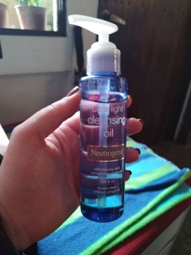 Customer photo review of Neutrogena Ultra Light Face Cleansing Oil & Makeup Remover - 4 fl oz